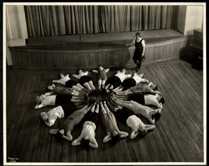Unga blinda kvinnor som ligger i ett starburst-mönster på golvet i gymnastiksalen på New York Association for the Blind, 111 East 59th Street, New York, 1933 (silvergelatintryck)